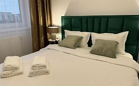 Coresi Mall Area Studios & Apartments By Glam