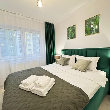 Coresi Mall Area Studios & Apartments By Glam Braşov Esterno foto