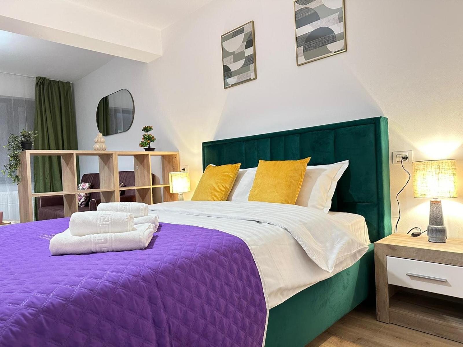 Coresi Mall Area Studios & Apartments By Glam Braşov Esterno foto