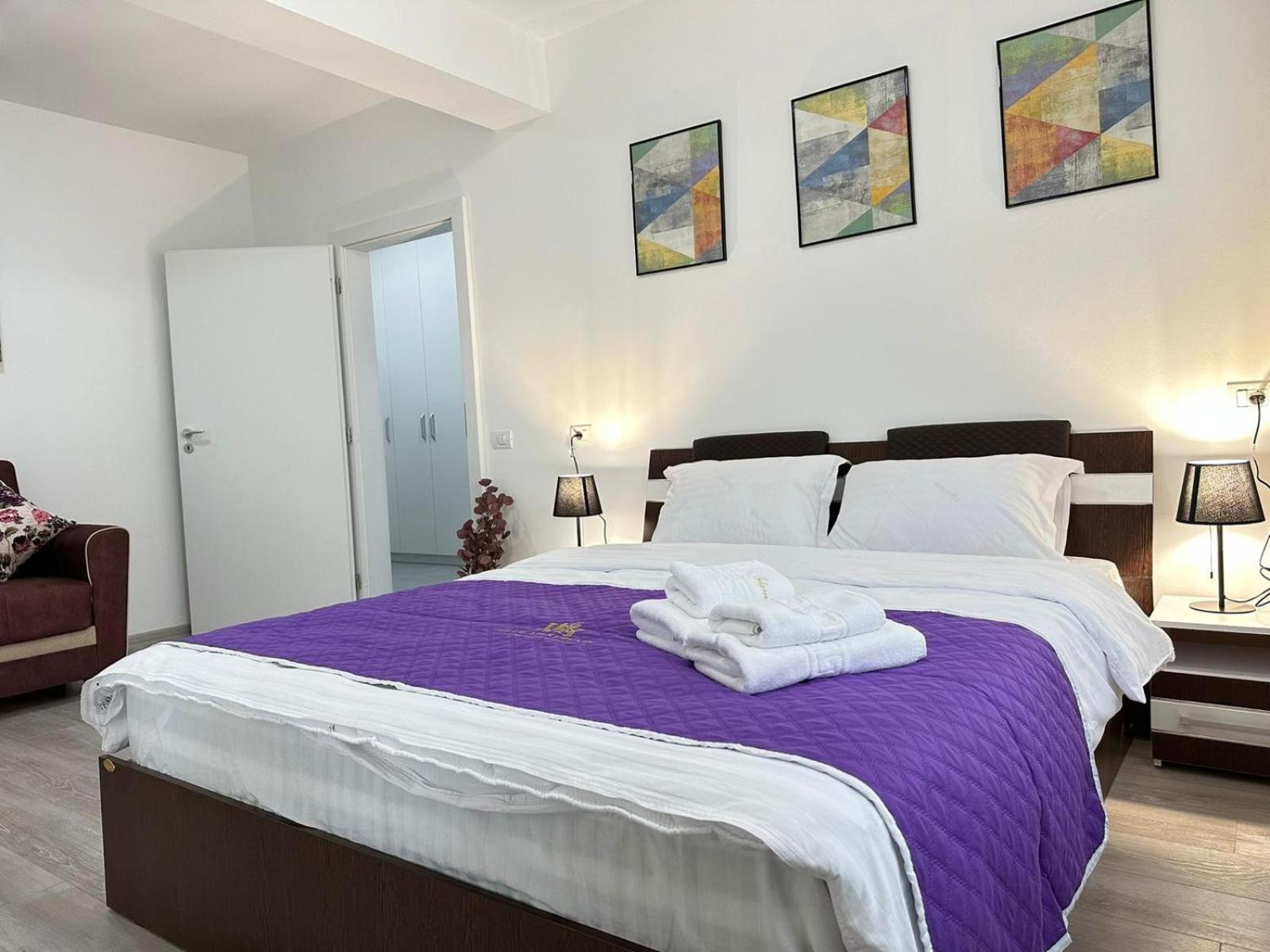 Coresi Mall Area Studios & Apartments By Glam Braşov Esterno foto
