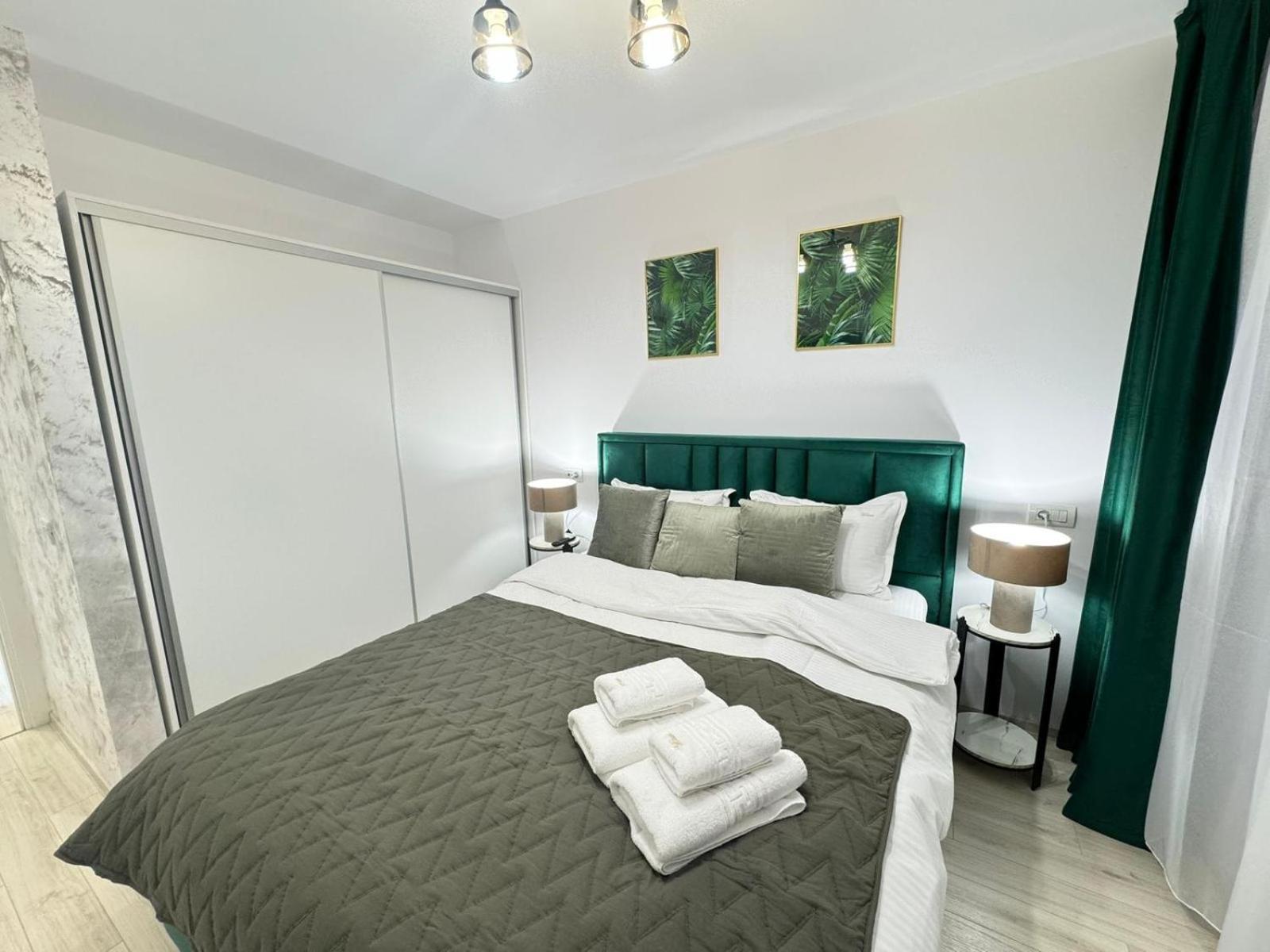 Coresi Mall Area Studios & Apartments By Glam Braşov Esterno foto
