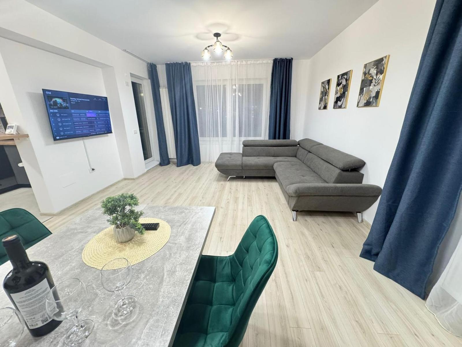 Coresi Mall Area Studios & Apartments By Glam Braşov Esterno foto