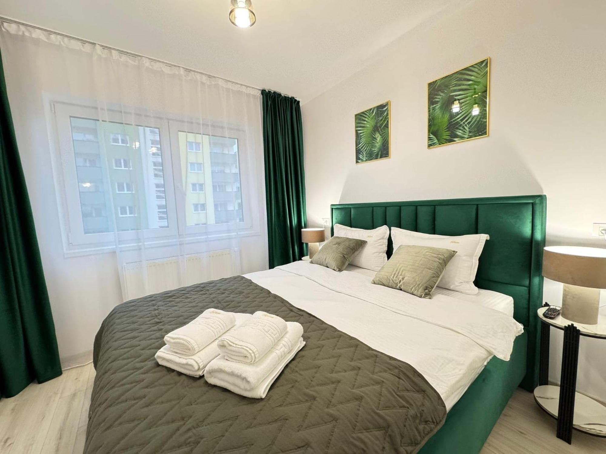 Coresi Mall Area Studios & Apartments By Glam Braşov Esterno foto
