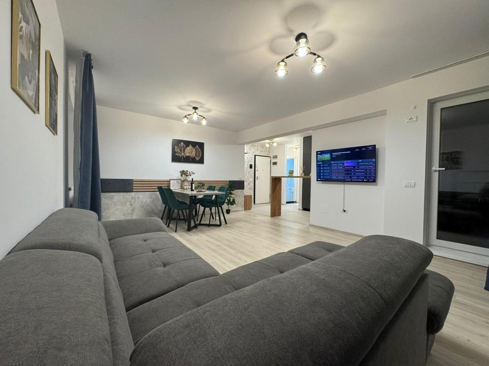 Coresi Mall Area Studios & Apartments By Glam Braşov Esterno foto