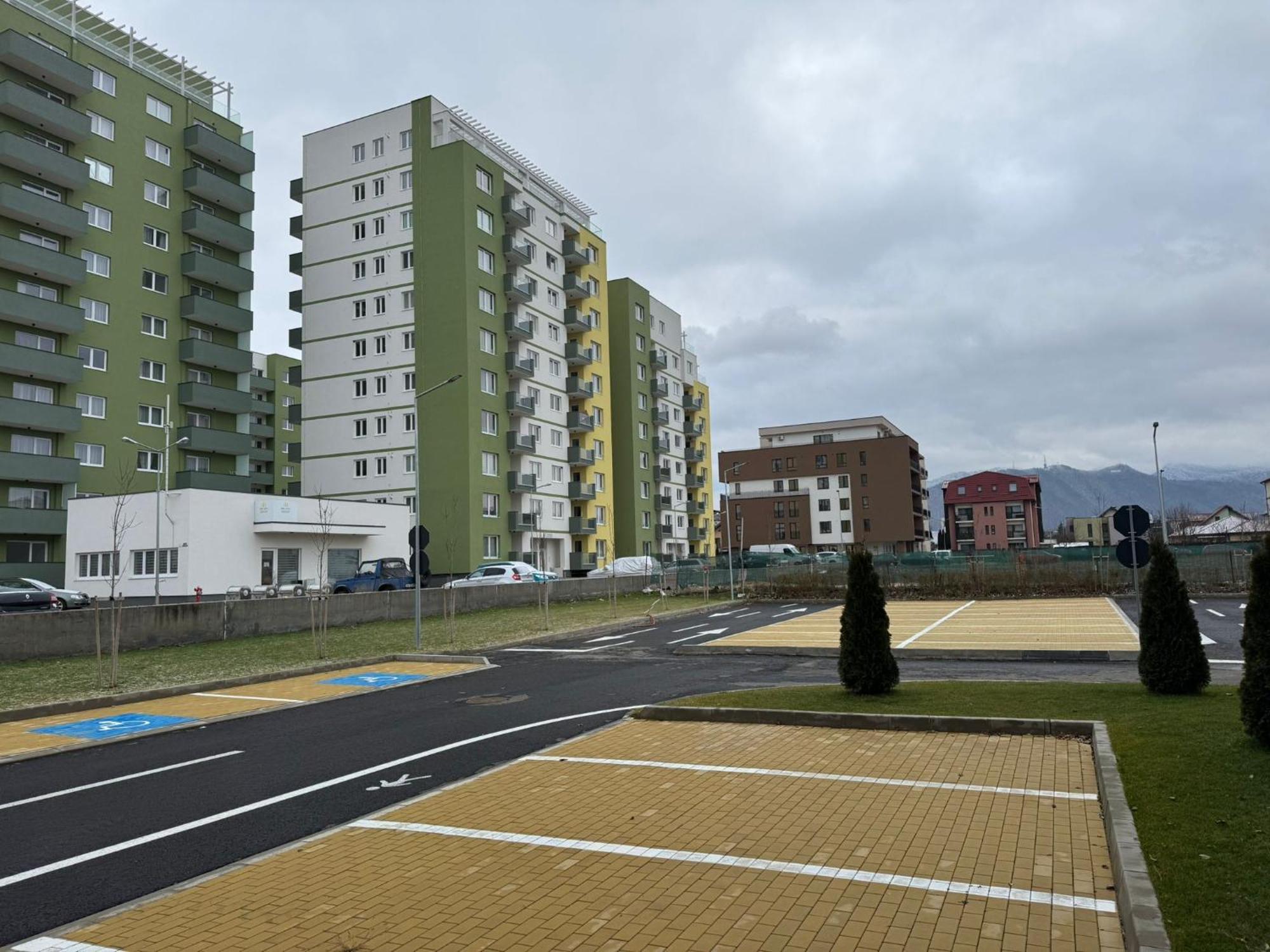 Coresi Mall Area Studios & Apartments By Glam Braşov Esterno foto