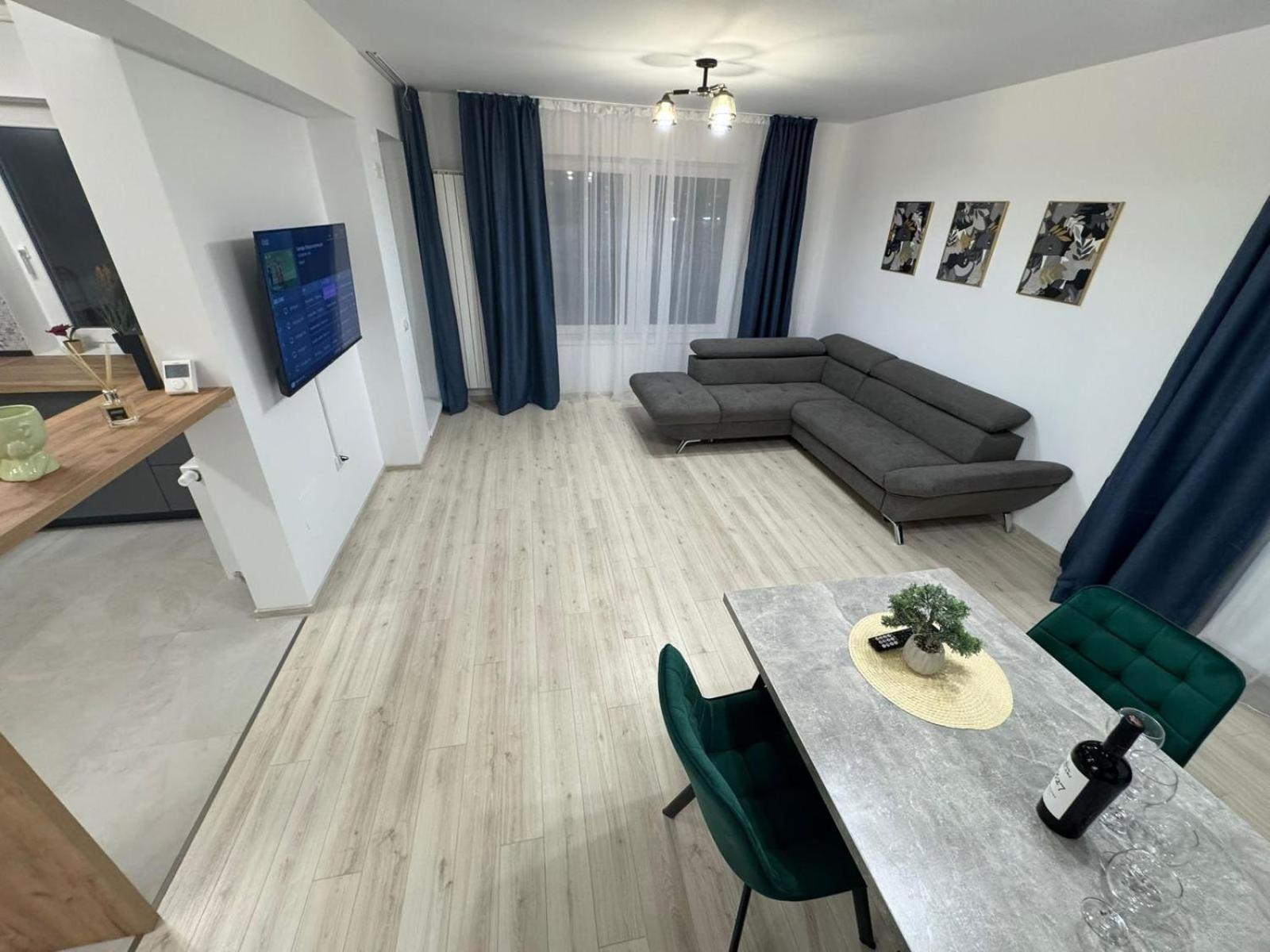 Coresi Mall Area Studios & Apartments By Glam Braşov Esterno foto