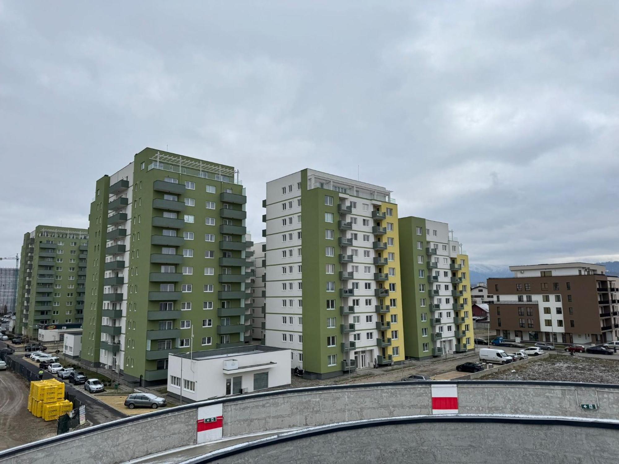Coresi Mall Area Studios & Apartments By Glam Braşov Esterno foto