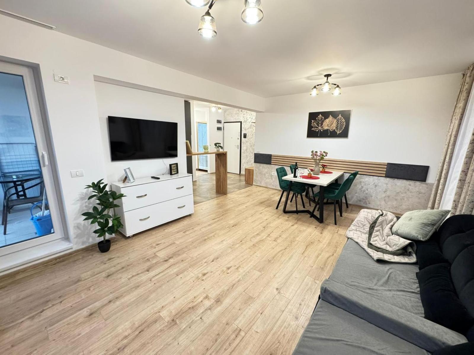 Coresi Mall Area Studios & Apartments By Glam Braşov Esterno foto