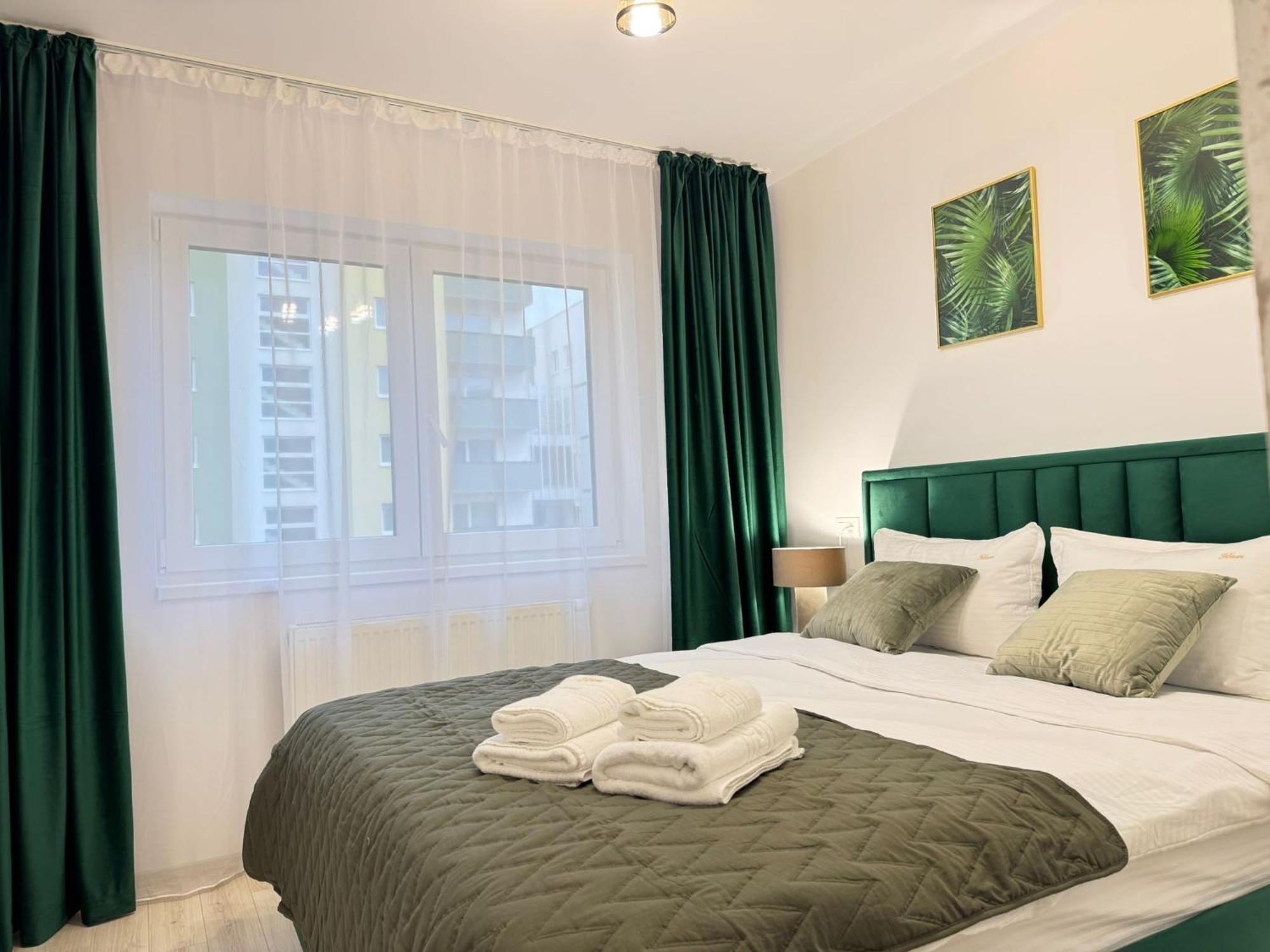 Coresi Mall Area Studios & Apartments By Glam Braşov Esterno foto