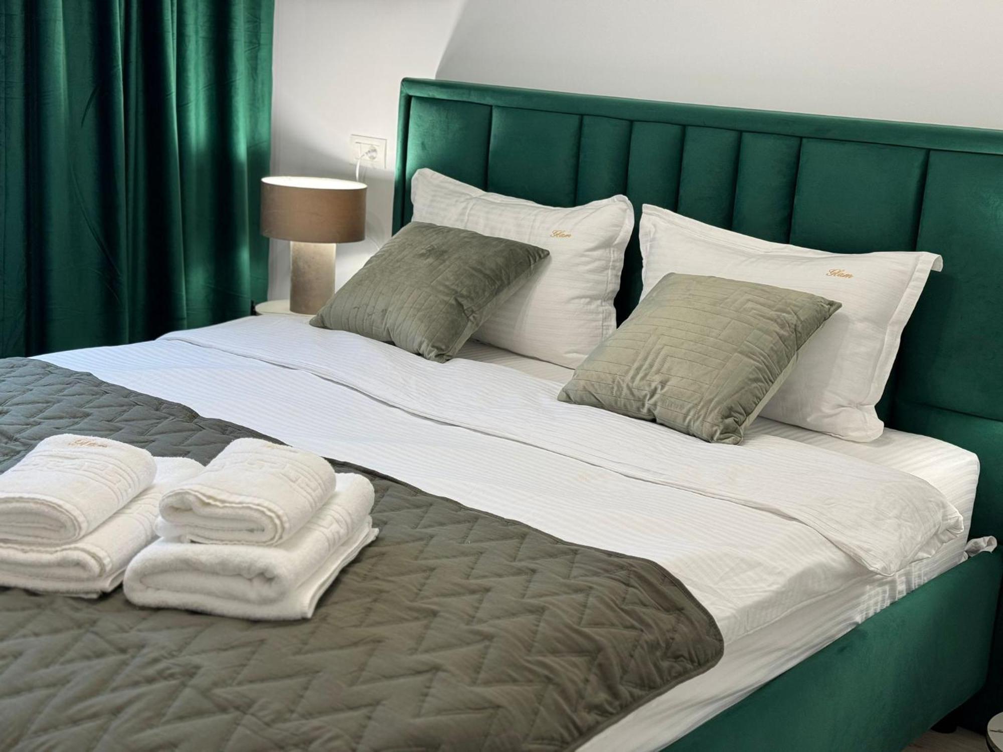 Coresi Mall Area Studios & Apartments By Glam Braşov Esterno foto