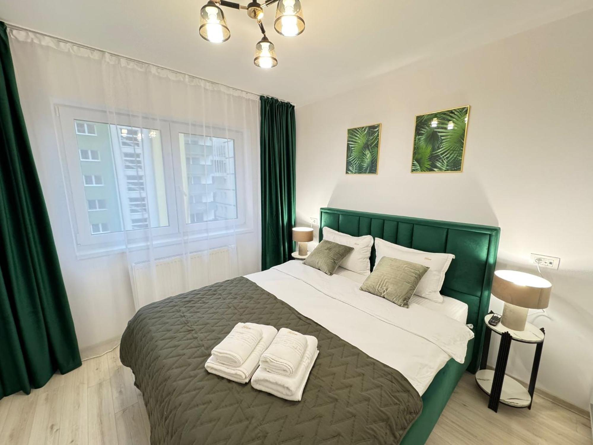 Coresi Mall Area Studios & Apartments By Glam Braşov Esterno foto