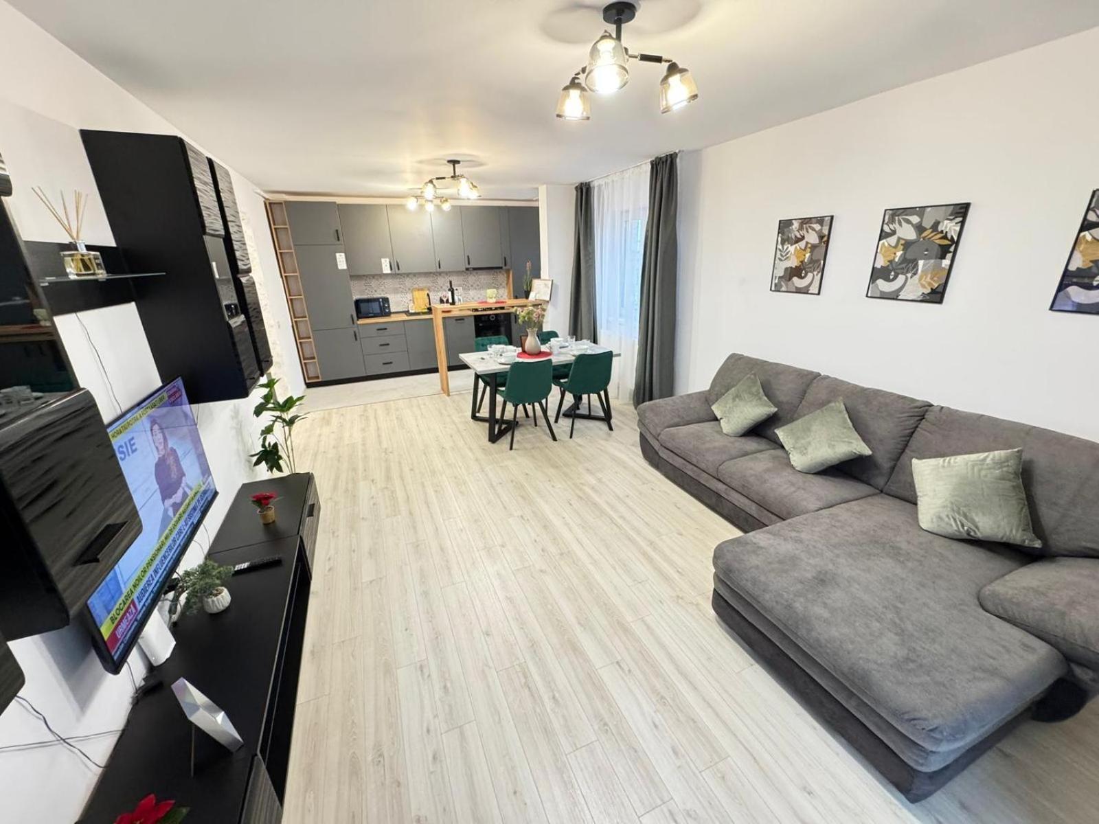 Coresi Mall Area Studios & Apartments By Glam Braşov Esterno foto