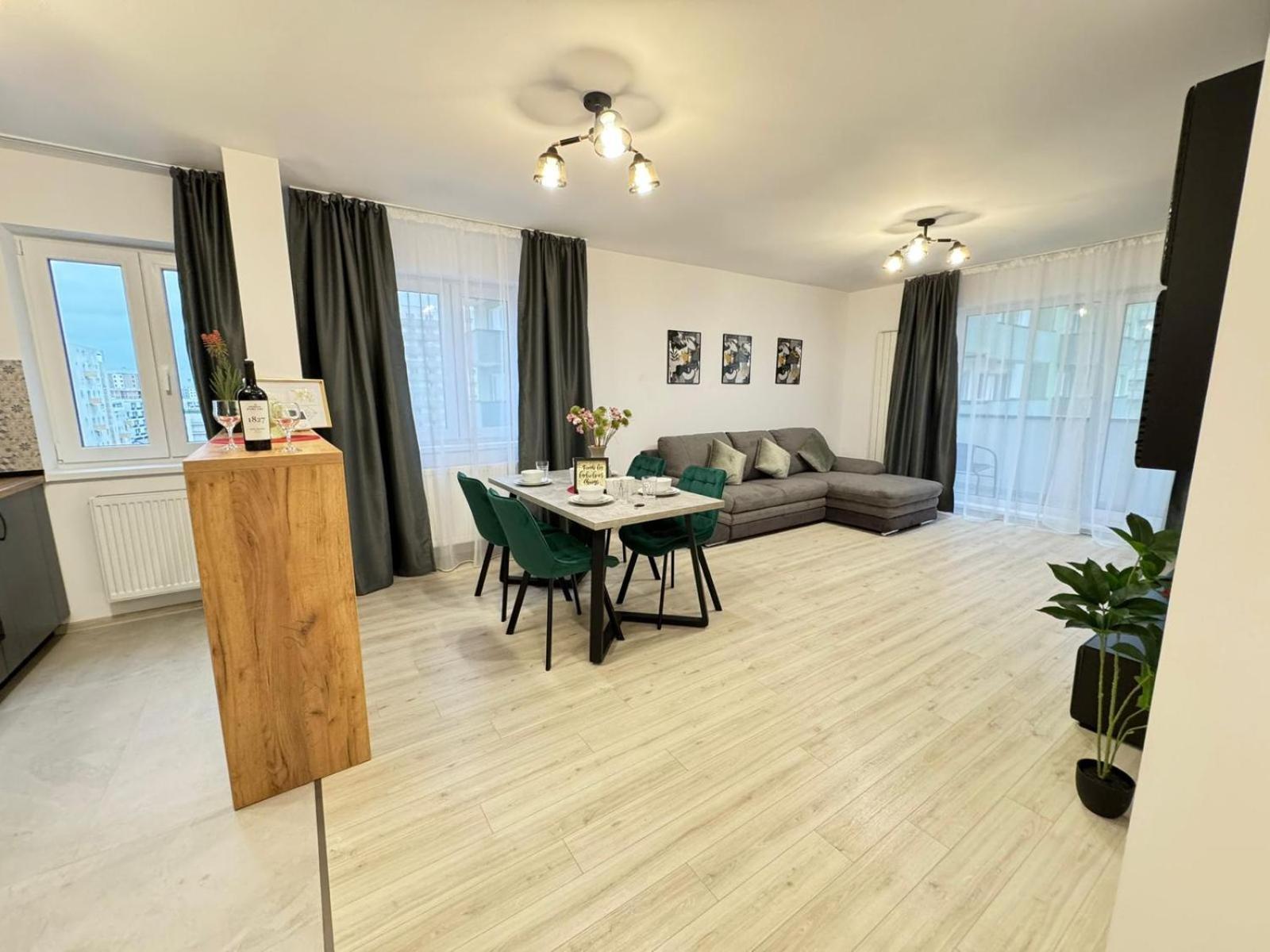 Coresi Mall Area Studios & Apartments By Glam Braşov Esterno foto