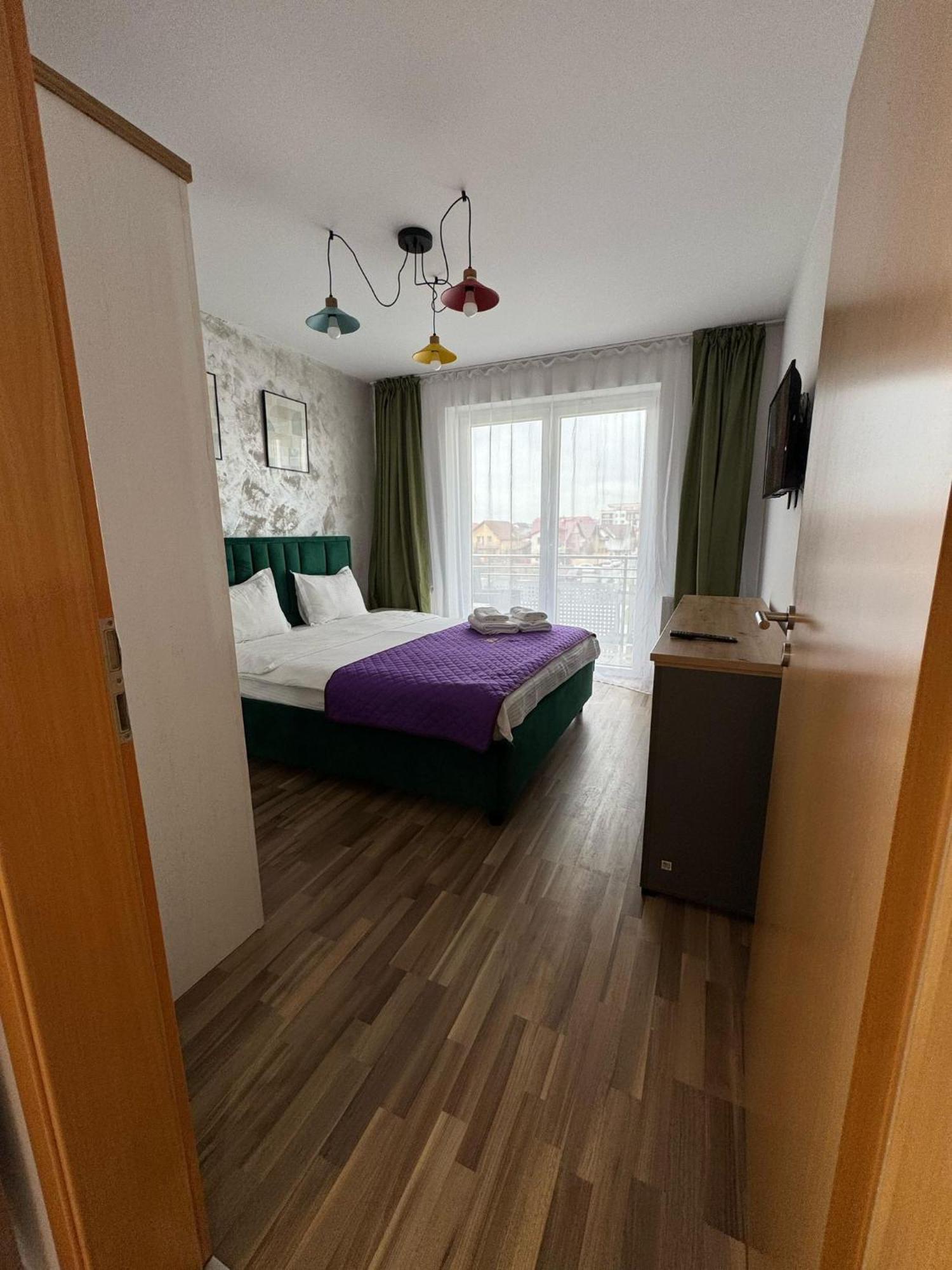 Coresi Mall Area Studios & Apartments By Glam Braşov Esterno foto
