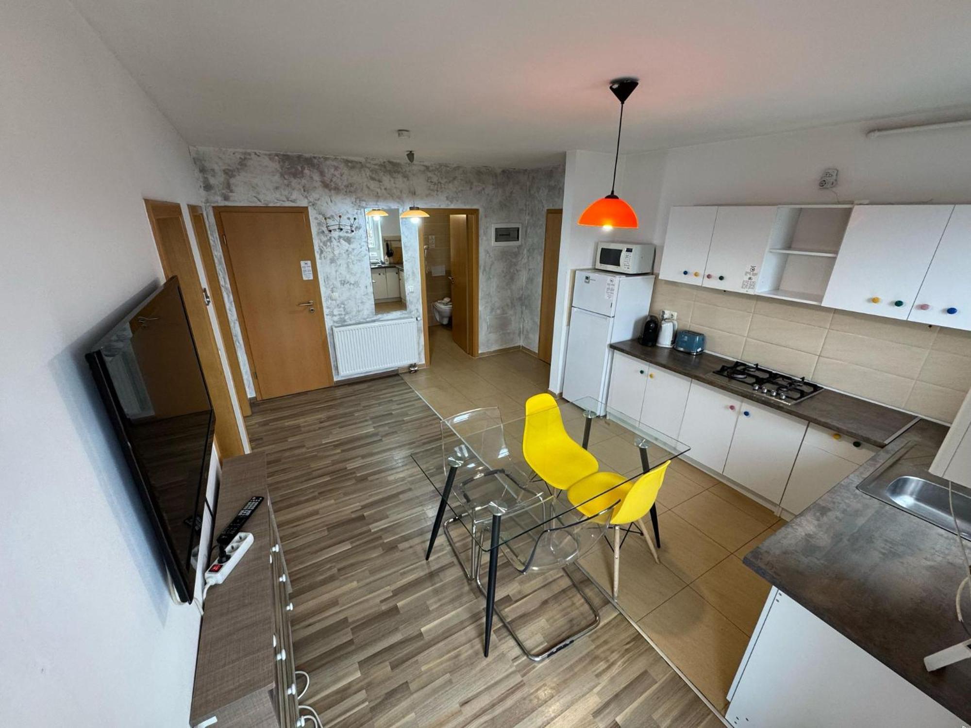 Coresi Mall Area Studios & Apartments By Glam Braşov Esterno foto