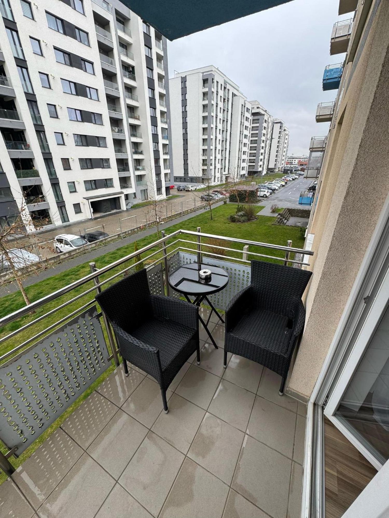 Coresi Mall Area Studios & Apartments By Glam Braşov Esterno foto